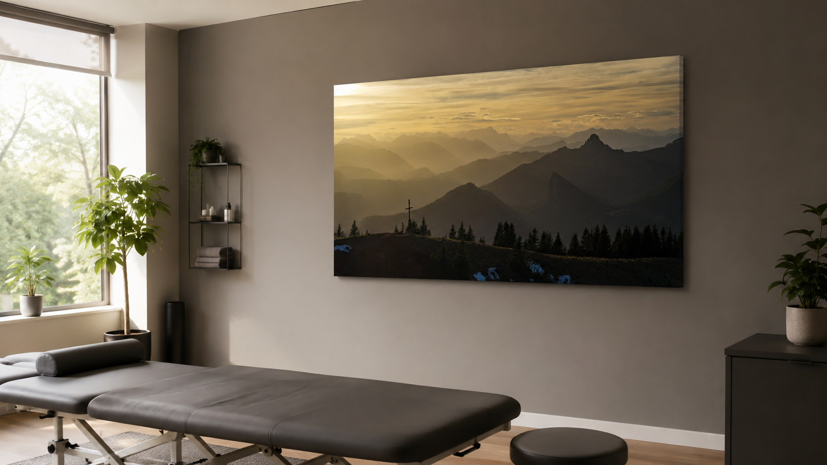 Behandlungszimmer mit dezenter regionaler Leinwand