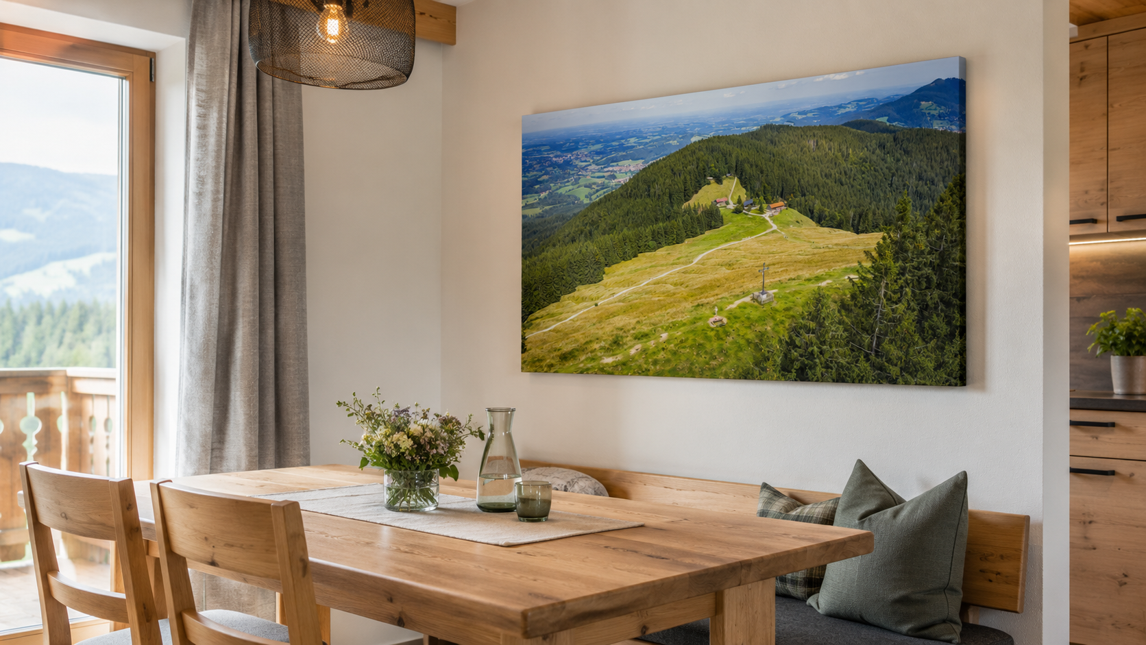 Essbereich einer Ferienwohnung mit regionaler Leinwand