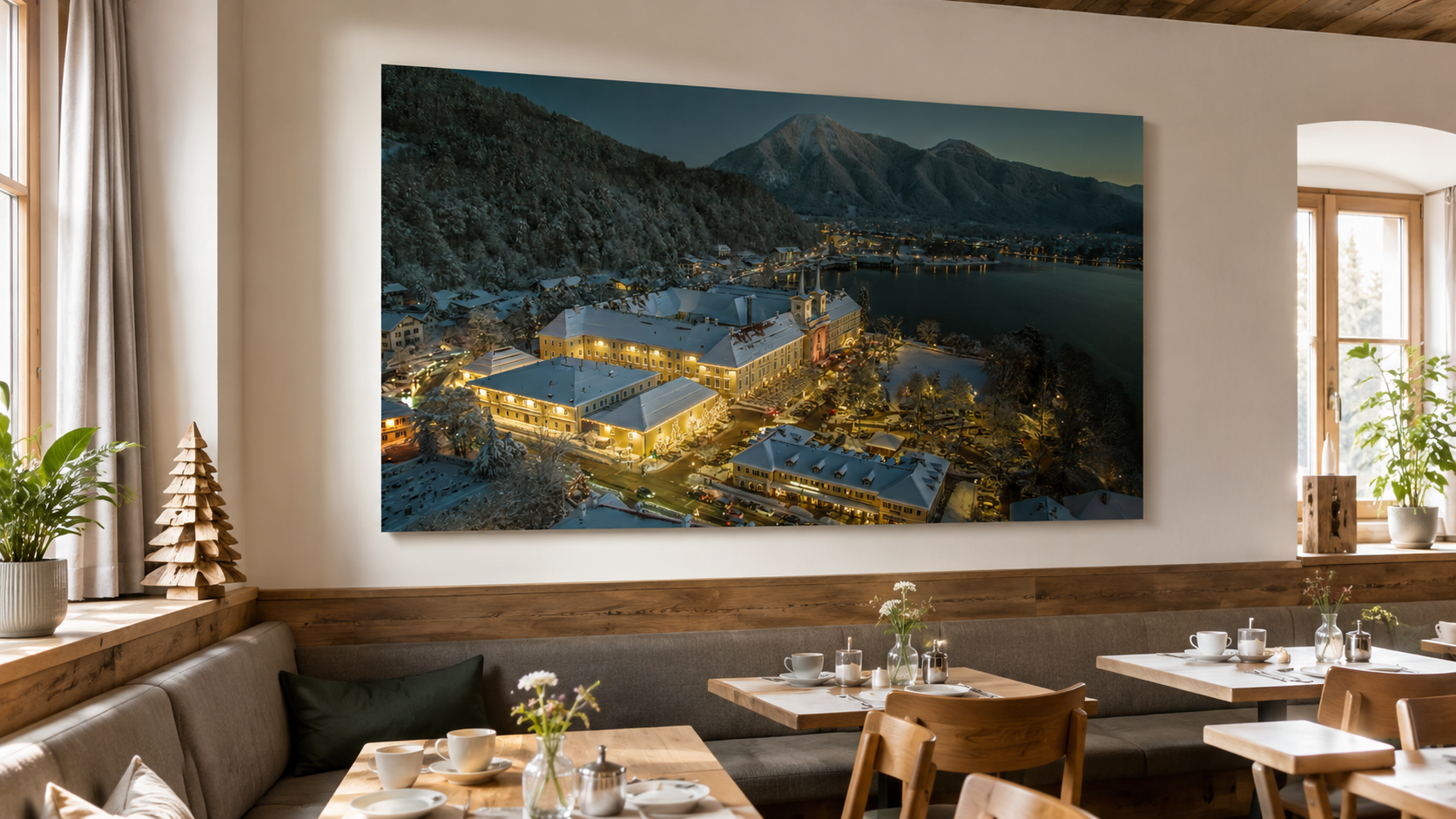 Frühstücksraum einer Pension mit Leinwandmotiv aus dem Tegernseer Tal