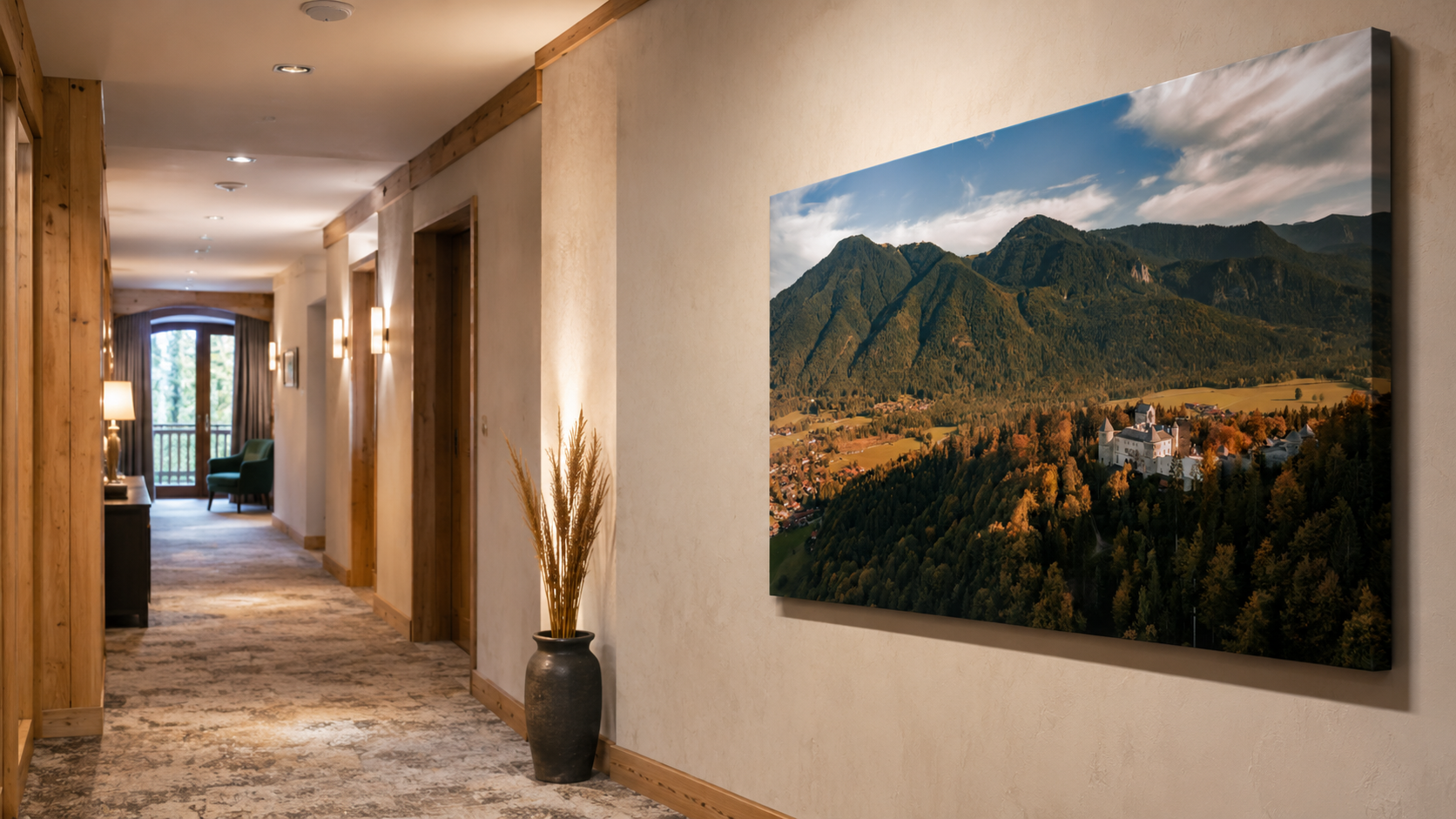 Hotelflur mit großformatiger Leinwand mit Tegernseer Luftbildmotiv