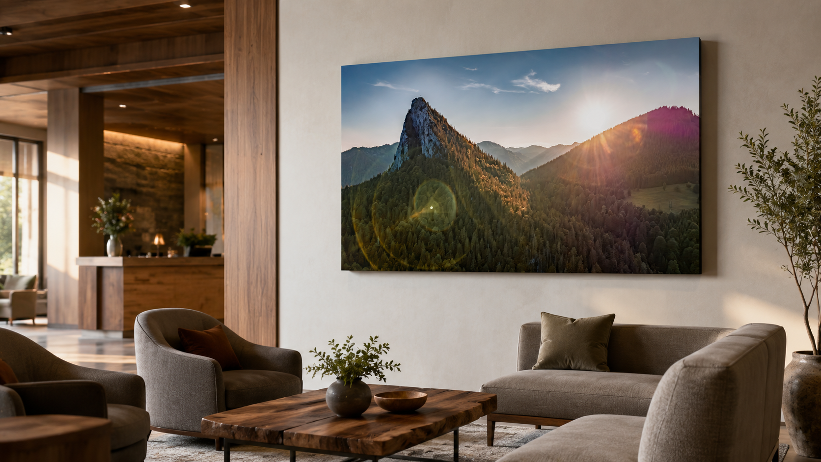 Hotellounge mit großer Leinwand mit Tegernseer Luftbildmotiv