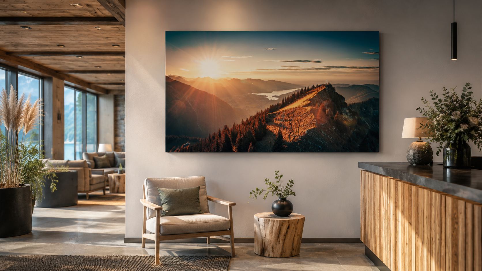 Hotelrezeption mit regionaler Leinwand an der Wand
