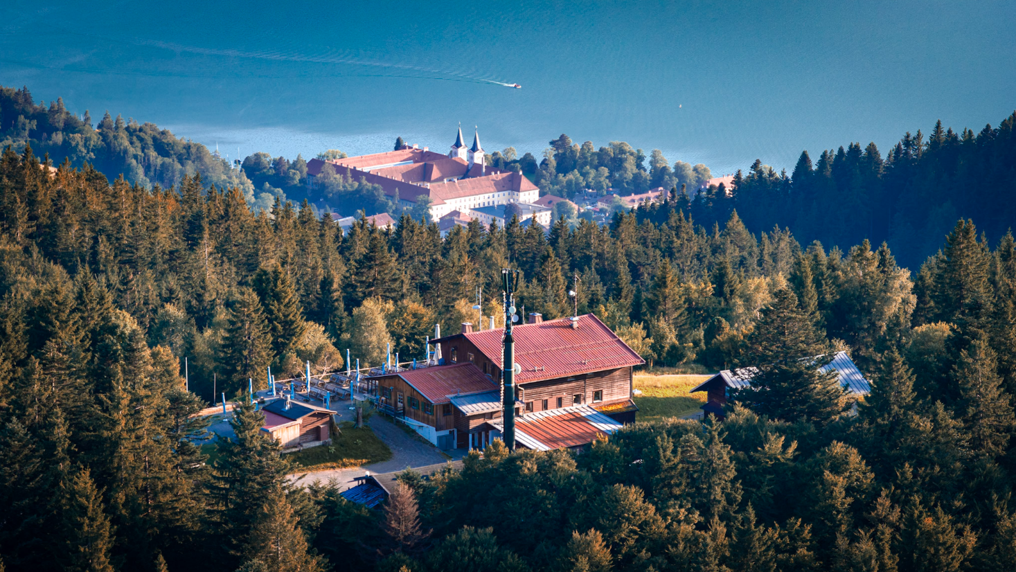 Immobilie aus der Luft mit Umgebung